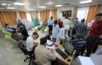 موظفي صحيفة فلسطين خلال حملة التبرع بالدم