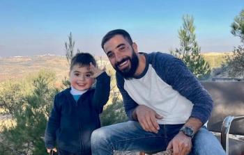 الشهيد عمر قطين وطفله عبد الله