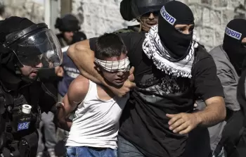 قوات خاصة إسرائيلية تعتقل طفلًا فلسطينيًّا- أرشيف