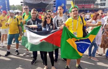 برازيليون مؤيدون لفلسطين يرفعون علم بلادهم بجانب علم فلسطين (أرشيف)