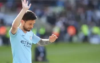 لاعب الوسط الإسباني سيلفا يعلن اعتزاله بعد إصابة في الركبة