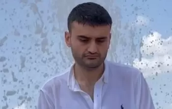 حزين ويبكي.. أول ظهور للشيف التركي بوراك بعد أزمته مع والده