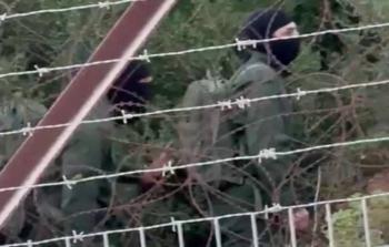 عناصر من حزب الله يتجولون على الحدود اللبنانية الفلسطينية