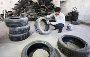 مدين حلس يعيد تدوير الإطارات التالفة لمنتجات صناعية