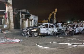 مستوطنون يحرقون سيارات ويخطون كتابات عنصرية قرب القدس