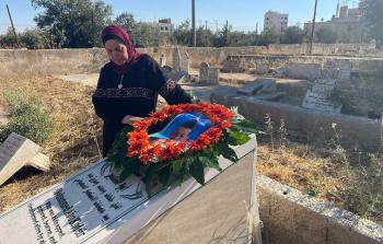 والدة الفتى الشهيد أبو خضير تمكث على قبره