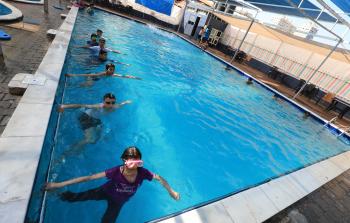 تعليم الأطفال السباحة