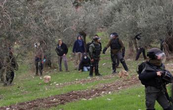 مستوطنون بحماية قوات الاحتلال يعتدون على الفلسيطينيين في الضفة الغربية (أرشيفية)