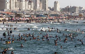 المواطنون يتجهون للبحر في غزة (صورة أرشيفية)