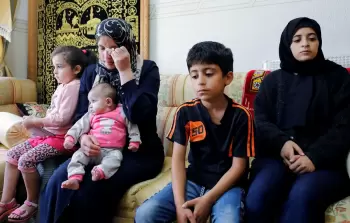 زوجة نزار بنات مع أبنائهما- أرشيف