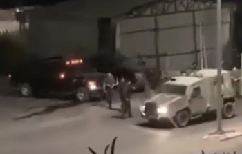 مشهد حي للجيبات العسكرية الإسرائيلية وعناصر أمن السلطة تؤمن لها الانسحاب من جنين