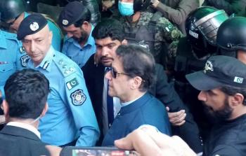 عمران خان في أثناء مثوله قبل أشهر أمام محكمة