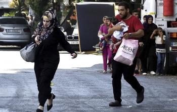 سكان مخيم عين الحلوة أثناء نزوحهم بسبب الاشتباكات المسلحة