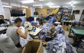 أحد مصانع الخياطة تعمل على تجهيز الزي المدرسي استعدادًا بالعام الدراسي الجديد