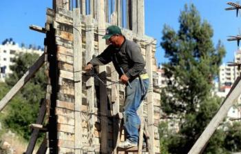 أحد عمال البناء من قطاع غزة يعمل في الداخل المحتل
