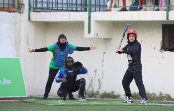 فتيات في غزة يلعبون البيسبول