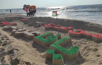 نشطاء يدشنون لوحة رملية 