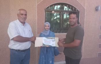 منح الطالبة ليان محمد الشاعر عضوية شرف لجنة حي المواصي