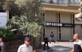 مشهد حي لعنصر من عناصر أمن السلطة وهو يطلق النار في أثناء جنازة الشهيد أمير خليفة