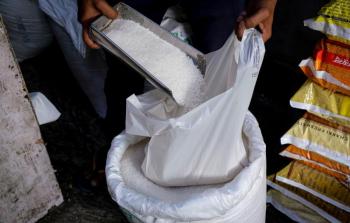 الاقتصاد تُحدد سعر السكر بغزة بعد رفع بعض التجار للأسعار