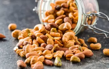 منها المكسرات.. احذروا تناول هذه الأطعمة على معدة فارغة