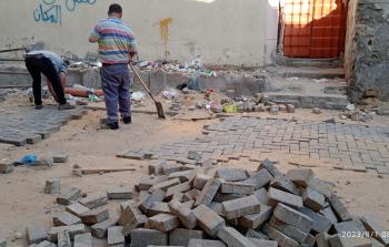 صيانة خط الصرف الصحي في دير البلح