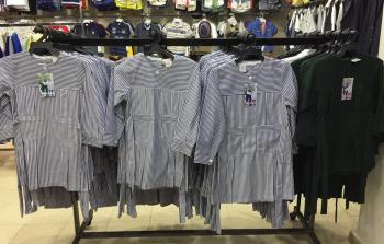 مصانع الخياطة بغزة تبدأ في تسويق إنتاج الزي المدرسي