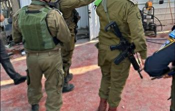 جنود وقادة الاحتلال يتفقدون مكان عملية حوارة