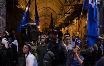 مستوطنون ينظمون مسيرة استفزازية بالقدس واعتداءات على الأهالي بالخليل