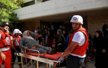 فرق إسعاف تُجلي مصابة من مخيم عين الحلوة