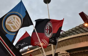 مباراة إنتر وميلان تشعل الدوري الإيطالي مبكراً