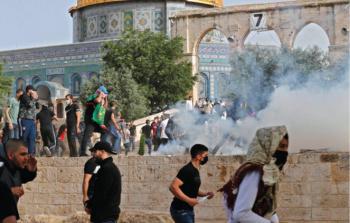 مصلون يتصدون لاقتحامات المستوطنين في الأقصى (أرشيفية)