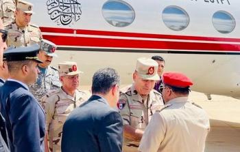 رئيس أركان الجيش المصري يصل ليبيا لتقديم الإغاثة الإنسانية