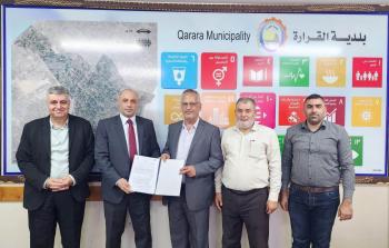 بلدية القرارة والمجلس الفلسطيني للإسكان يوقعان مذكرة تعاون لتطوير الواجهة البحرية