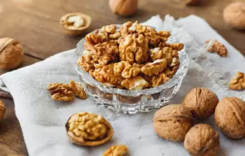 طوال الليل أو 7 ساعات.. لماذا يجب نقع الجوز قبل تناوله؟