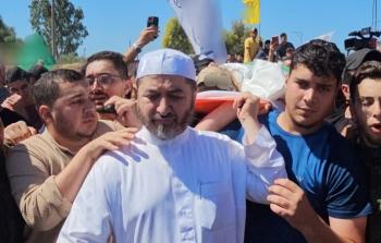 صورة للقيادي بحماس وائل الزرد خلال تشييع نجله ( تصوير : أنس الشريف)