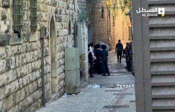 مستوطنون يتجمعون قرب باب المجلس في البلدة القديمة بالقدس (تصوير: القسطل)