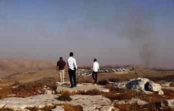 مستوطنون على أراضي فلسطينية