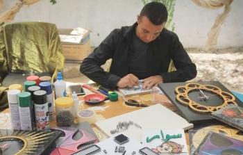 الرملاوي يرسم الأمل من وراء السياج بفن الخيوط