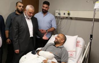 هنية يزور الصحفي الفلسطيني أشرف أبو عمرة للاطمئنان على صحته