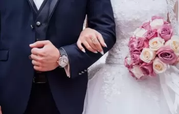 إندونيسي يتزوج عروس نجله والسبب صادم!