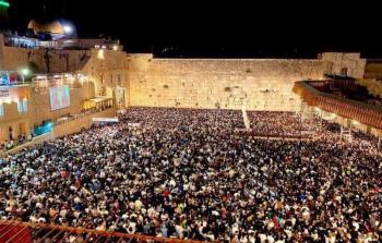 آلاف المستوطنين يقيمون طقوسًا تلمودية أمام حائط البراق