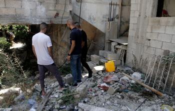 مواطنون فلسطينيون يتفقدون منزلهم عقب اقتحامه من قبل جيش الاحتلال في مخيم جنين