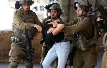 جنود الاحتلال يعتدون على فتى فلسطيني- أرشيف
