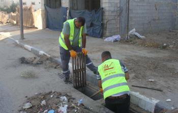 البدء تنظيف مصارف مياه الأمطار بدير البلح ضمن الاستعدادات لاستقبال فصل الشتاء