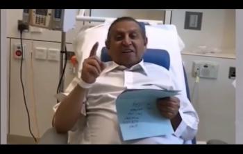 الشاعر كريم العراقي يلقي قصيدة من على ظهر سرير المستشفى