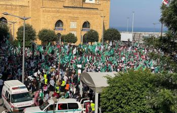 آلاف الفلسطينيين واللبنانيين يشاركون في مسيرة حاشدة في بيروت دعما لغزة