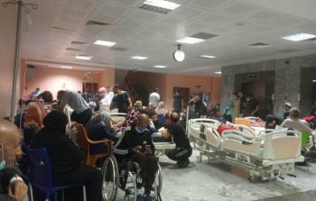 مرضى السرطان فروا من القصف الصهيوني على مستشفى الصداقة إلى الطابق الأرضي