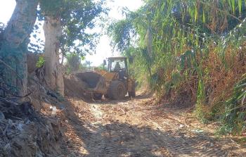 مشهد حي من تنظيف بلدية دير البلج مجرى وادي السلقا