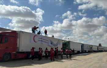 مشهد من بدء دخول قافلة شاحنات إغاثية من معبر رفح